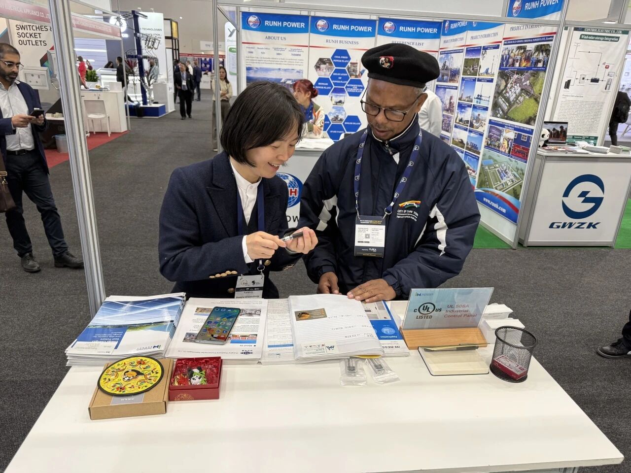 On-site exchange at the exhibition